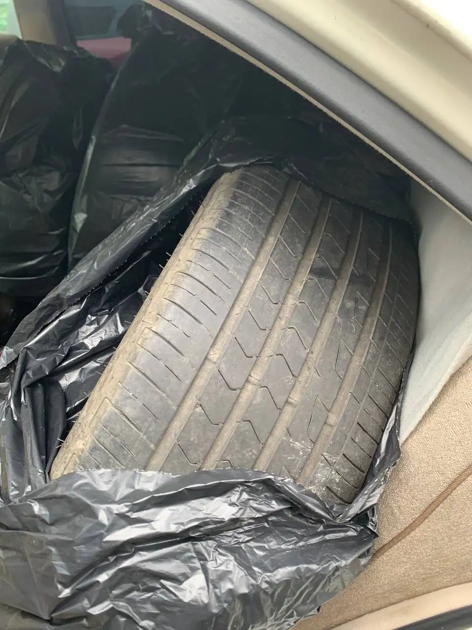 Комплект летней резины 235/45 R18 - Шины и диски (Авто) в Владивосток