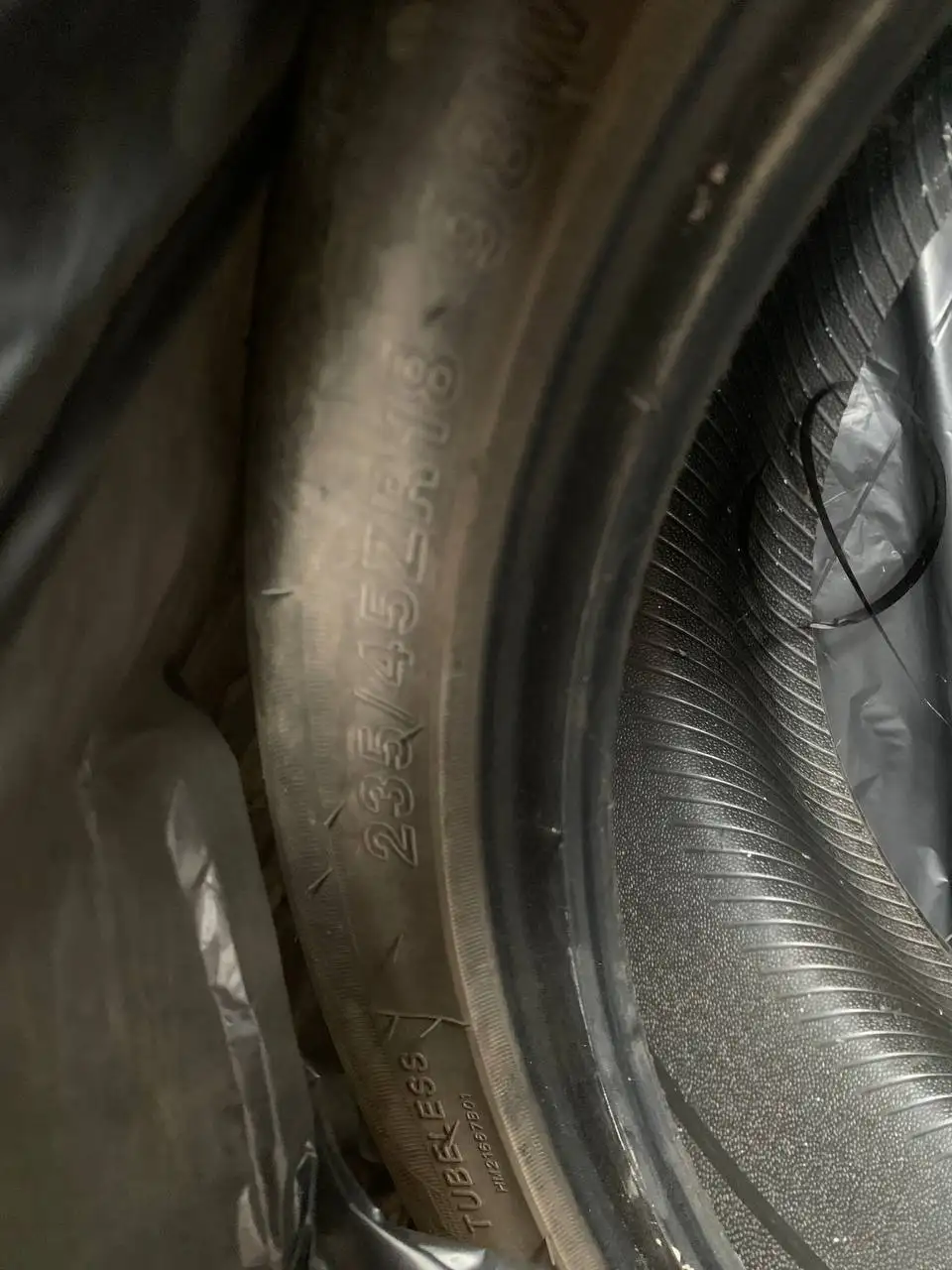 Комплект летней резины 235/45 R18 - Шины и диски (Авто) в Владивосток