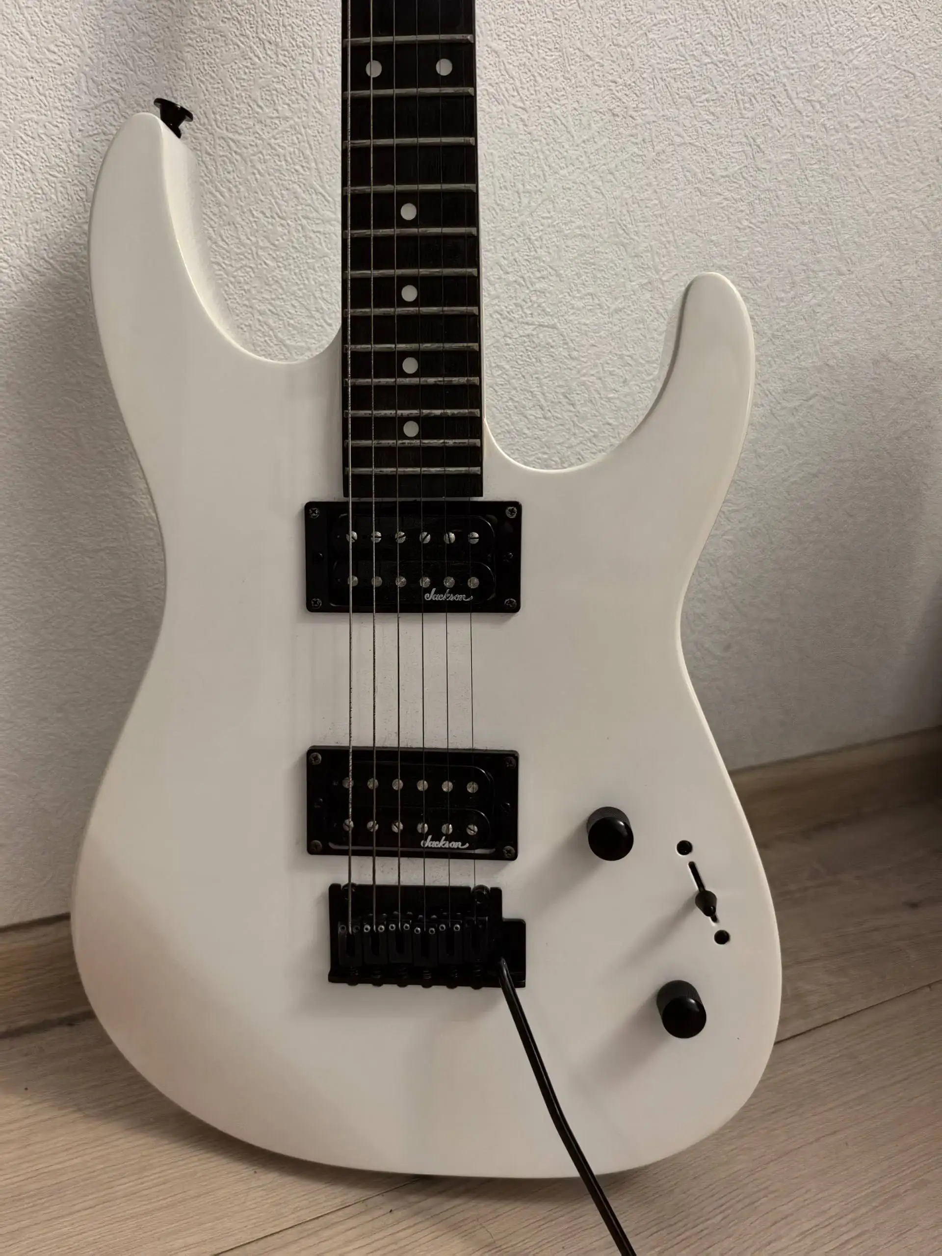 Продам гитару Jackson JS 11 Dinky Snow White - Музыкальные инструменты (Хобби и отдых) в Владивосток