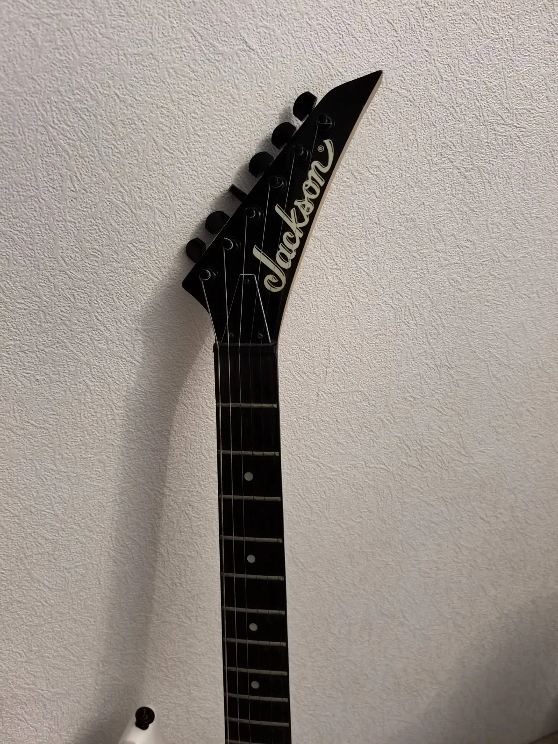Продам гитару Jackson JS 11 Dinky Snow White - Музыкальные инструменты (Хобби и отдых) в Владивосток