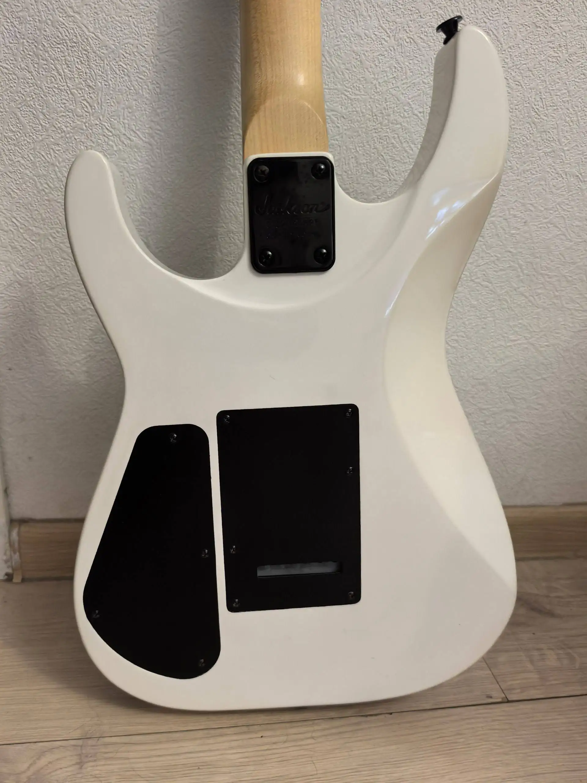 Продам гитару Jackson JS 11 Dinky Snow White - Музыкальные инструменты (Хобби и отдых) в Владивосток
