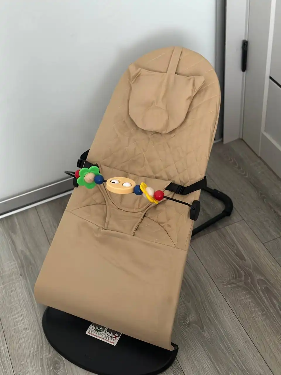 Продам шезлонг с дугами и погремушками