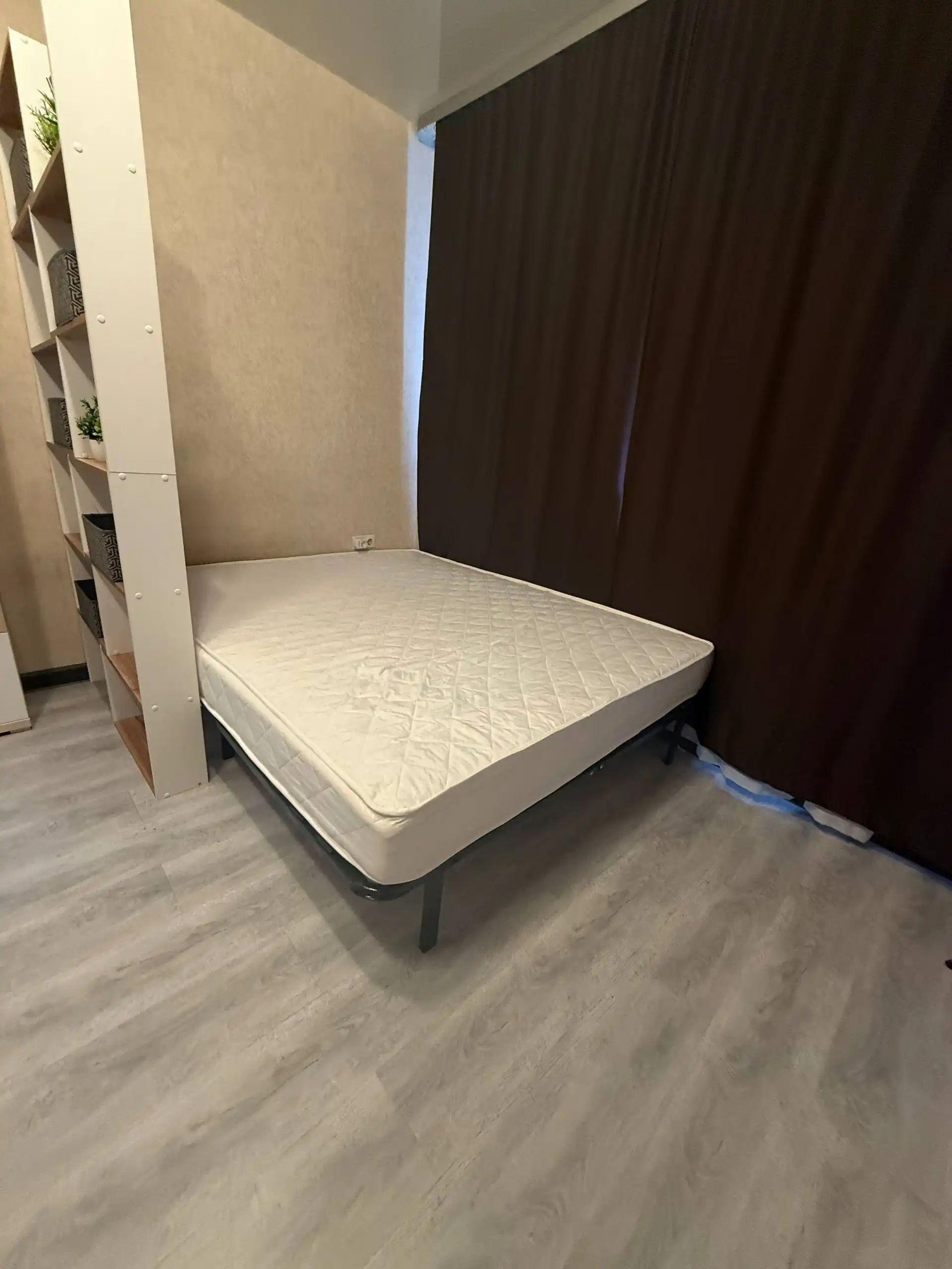 Двуспальная кровать с матрасом и подложкой