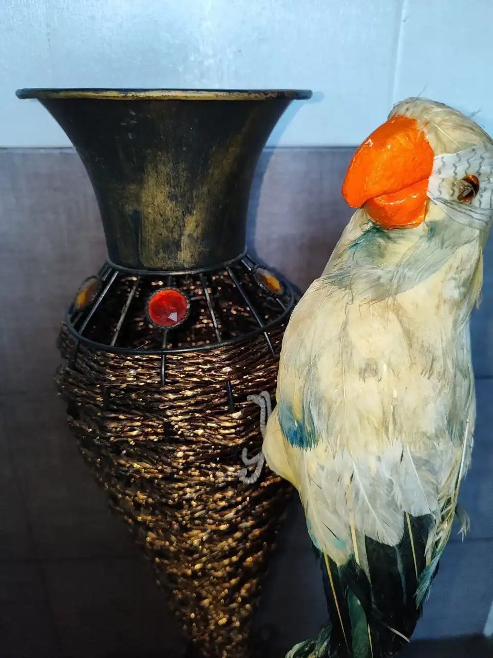 Декоративная ваза с попугаем для цветочных композиций