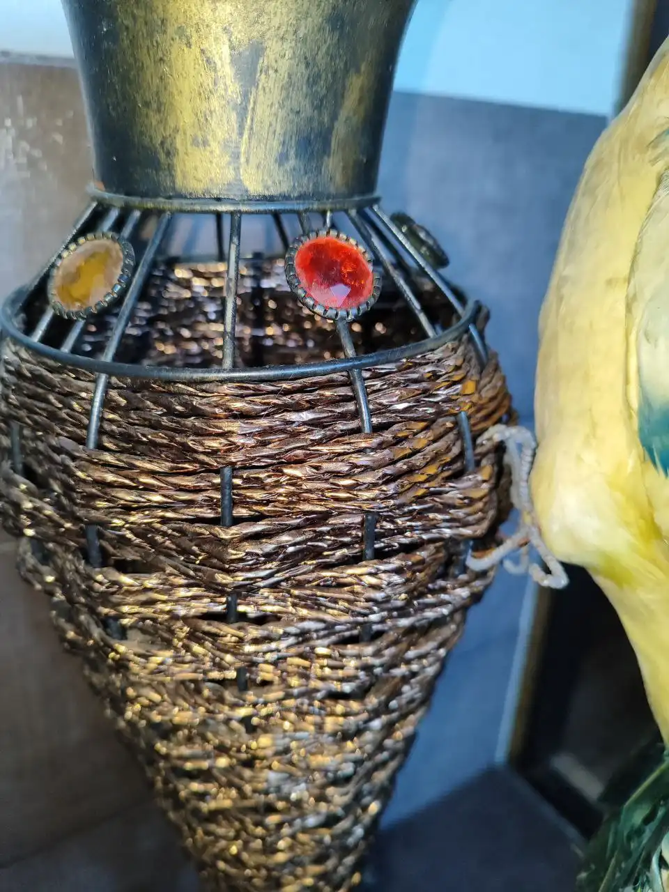 Декоративная ваза с попугаем для цветочных композиций