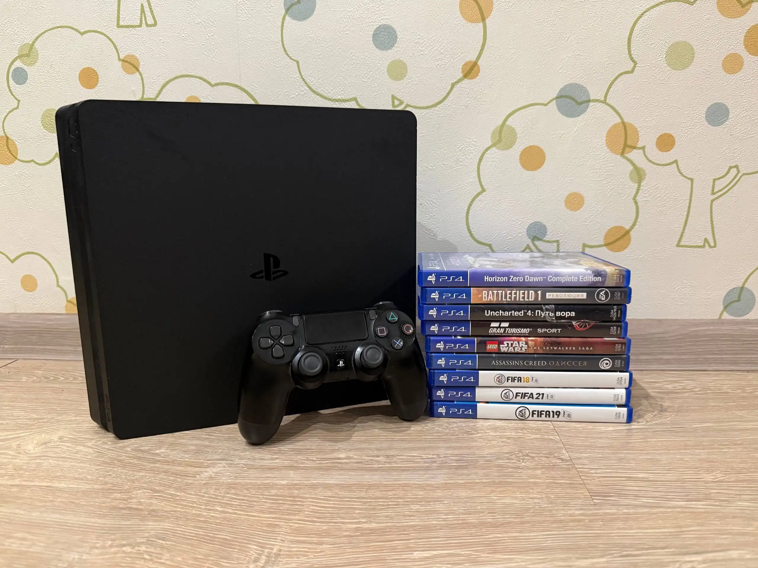 Продается игровая приставка Sony PlayStation 4 Slim 500 ГБ с играми