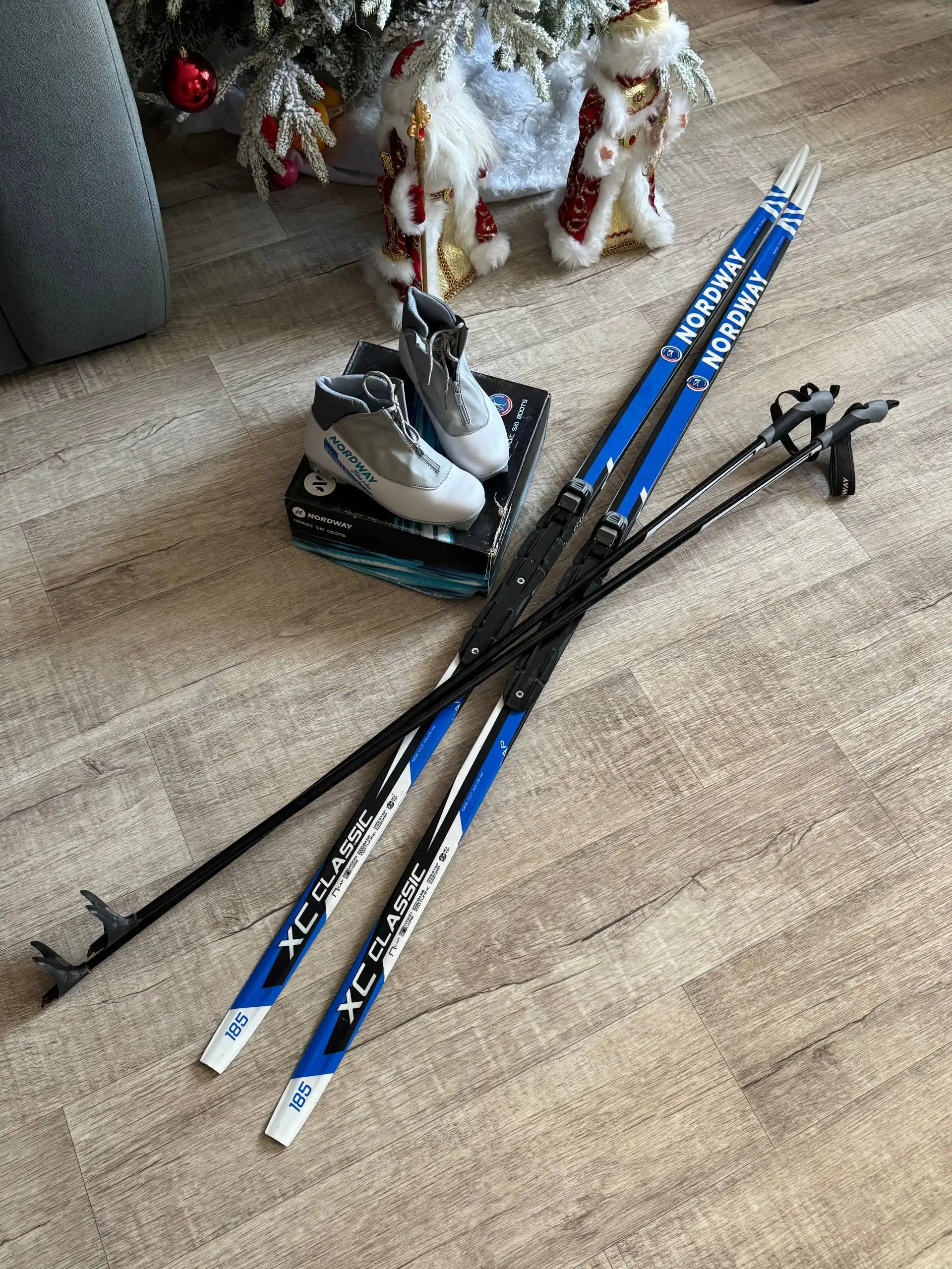 Лыжи, палки и ботинки в отличном состоянии