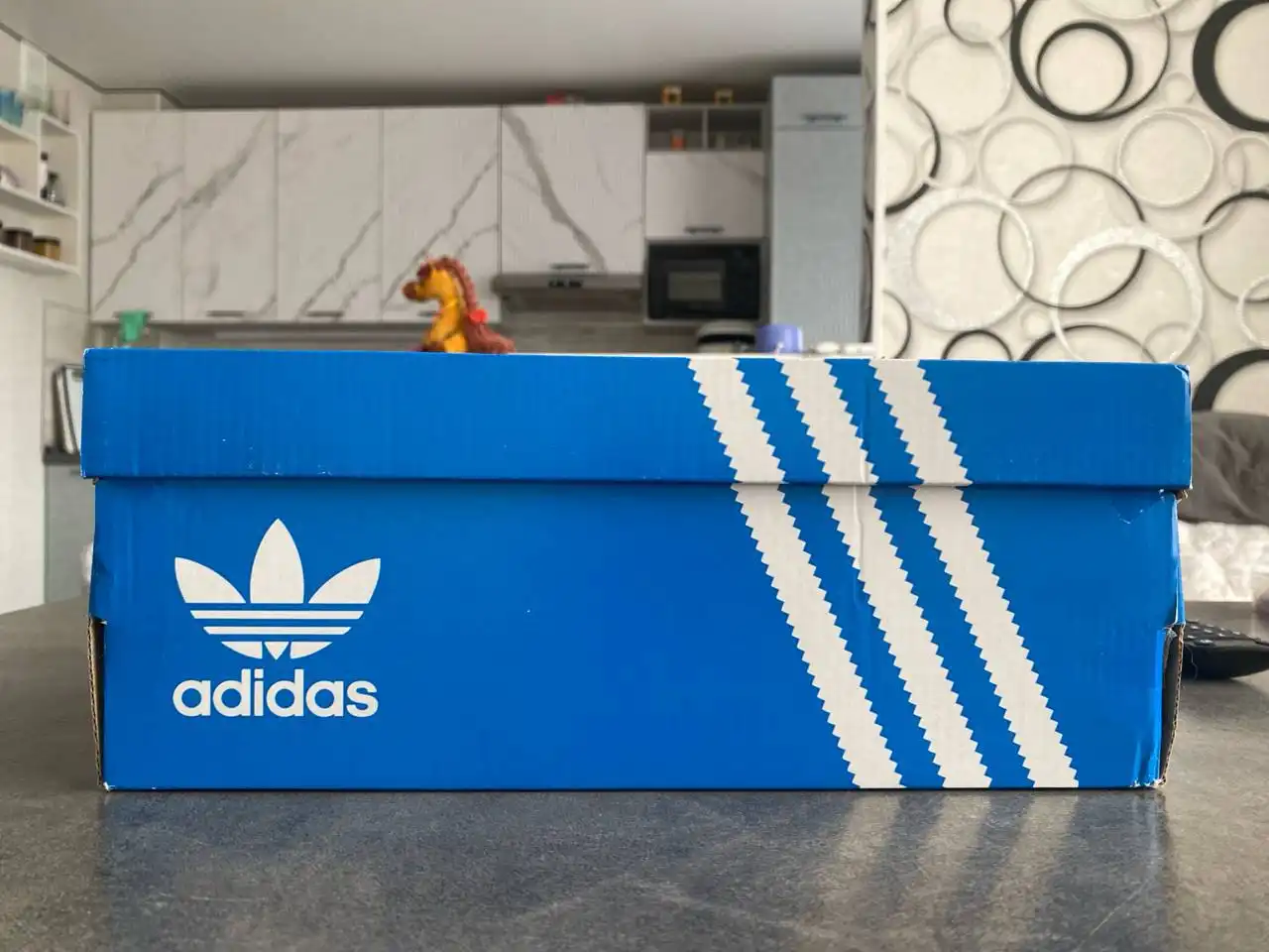 Продам кроссовки размер 40 2/3