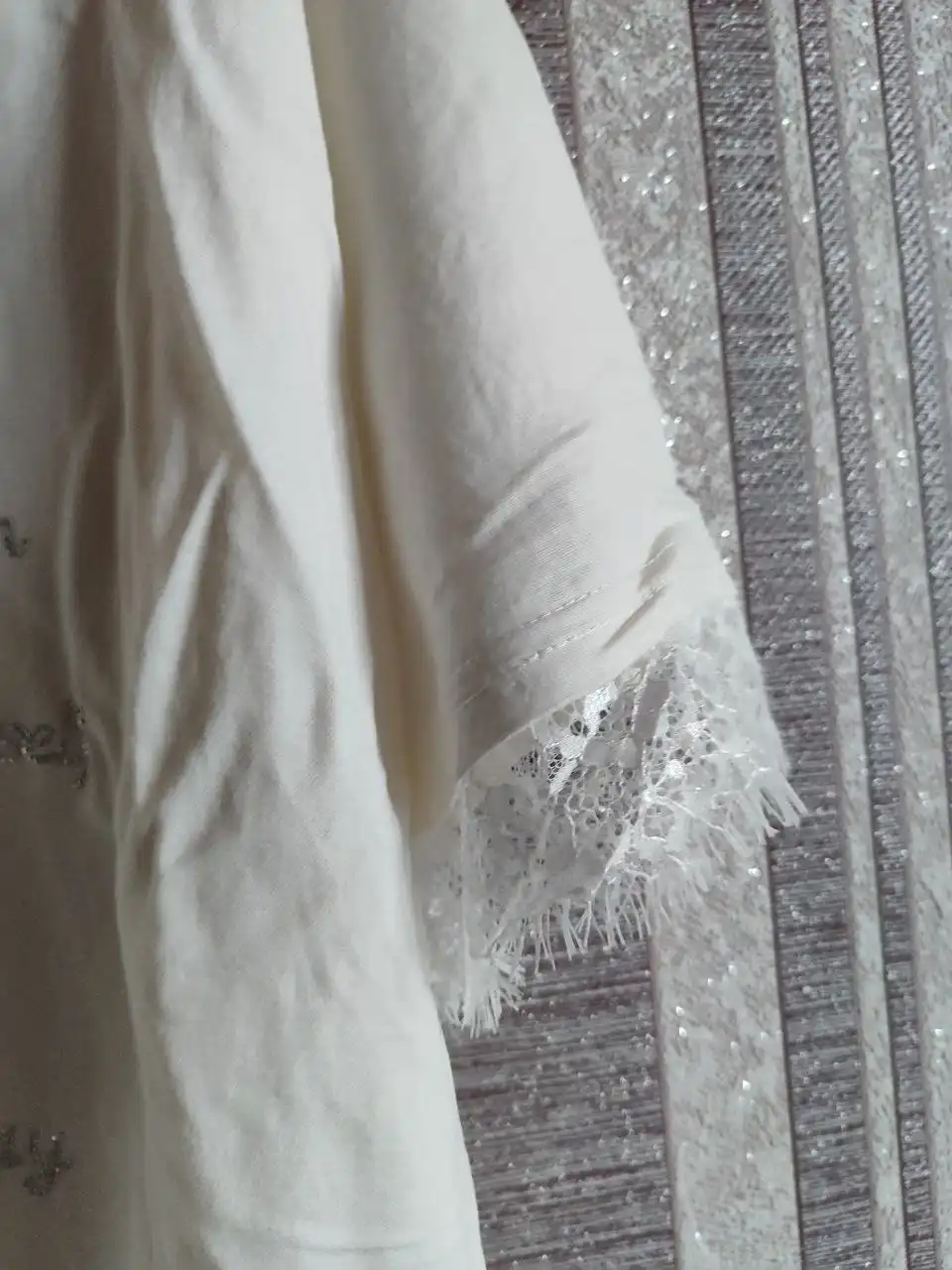 Женская футболка с рюшами и стразами