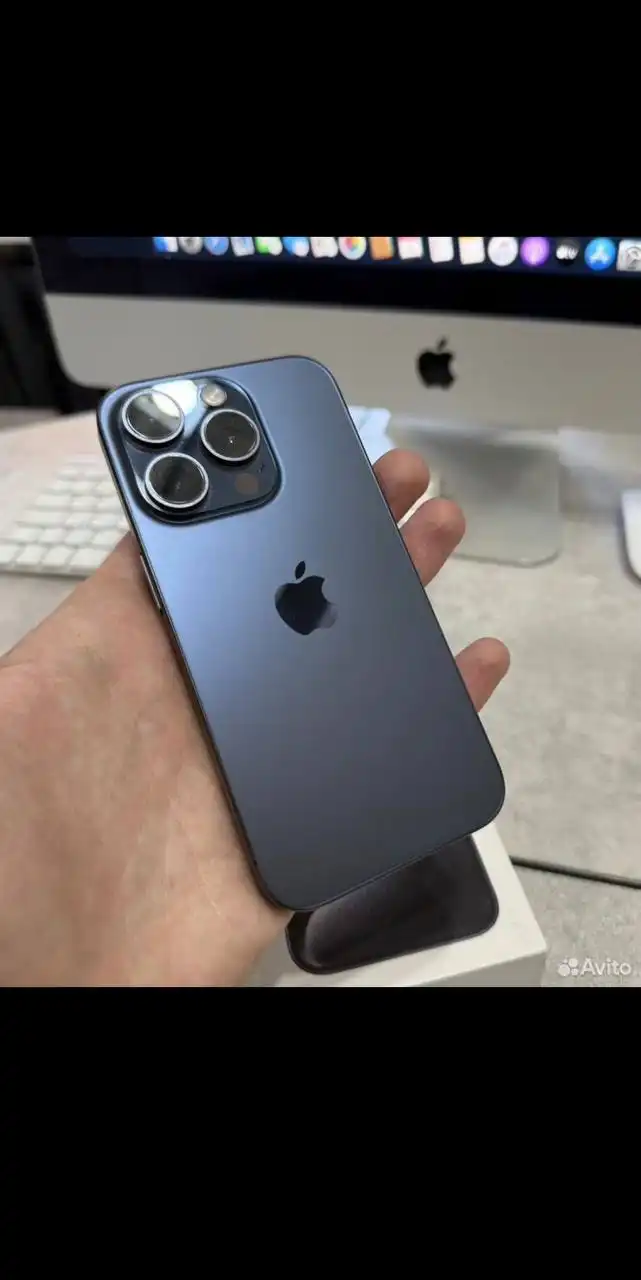 Айфон 15 Про 256 ГБ синий с незначительным повреждением экрана