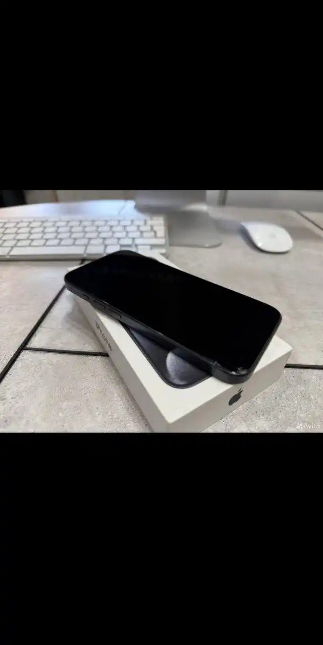 Айфон 15 Про 256 ГБ синий с незначительным повреждением экрана