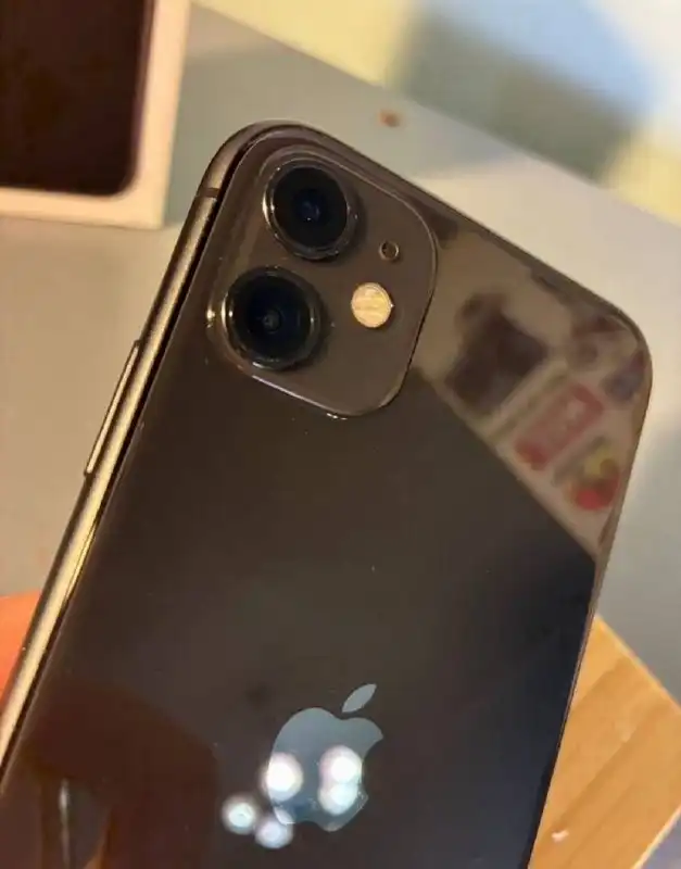 Продам iPhone 11 64 ГБ