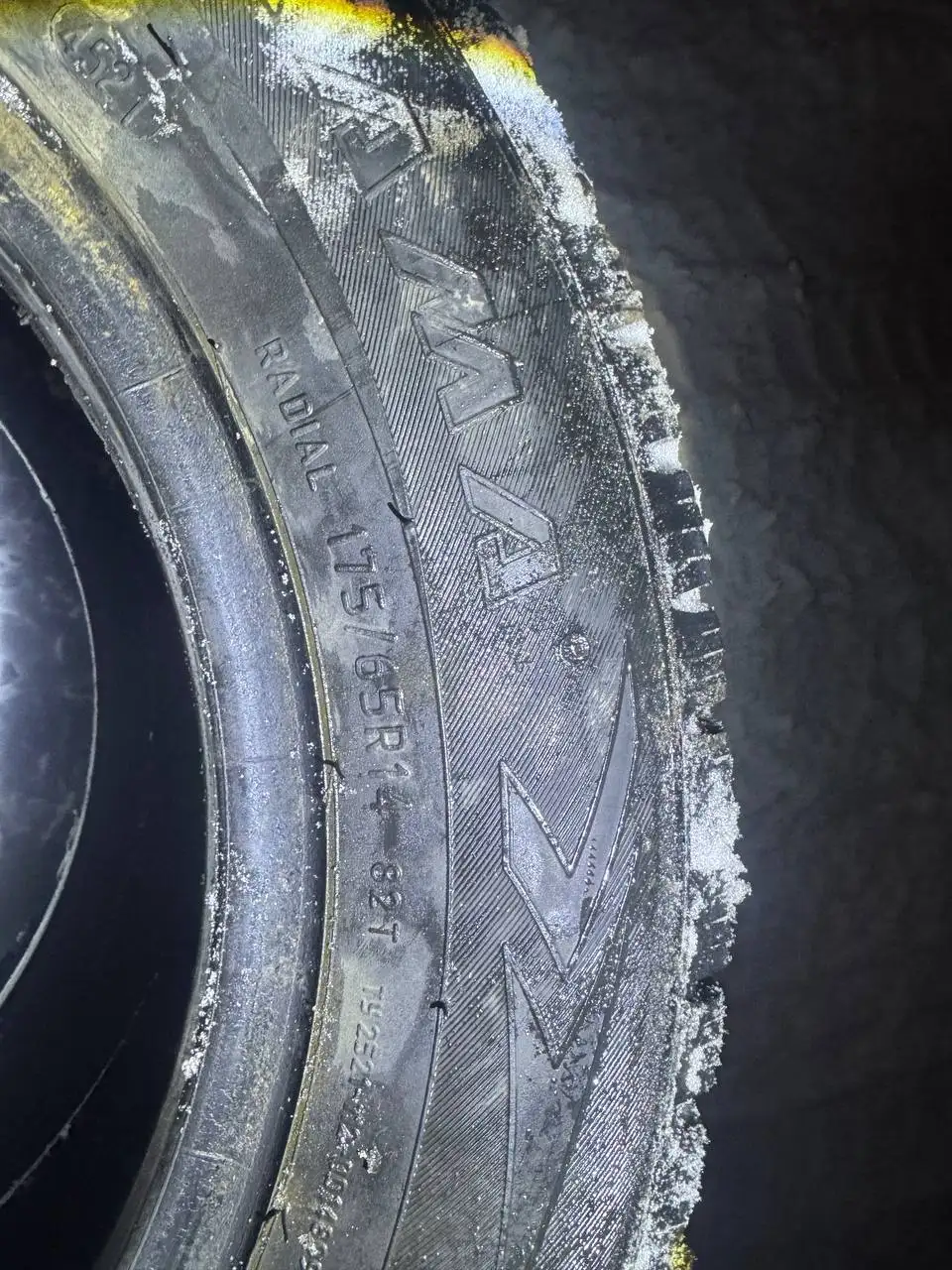 Шина 175/65 R14 с шипами, боковой порез заклеен - Шины и диски (Запчасти) в Тверь