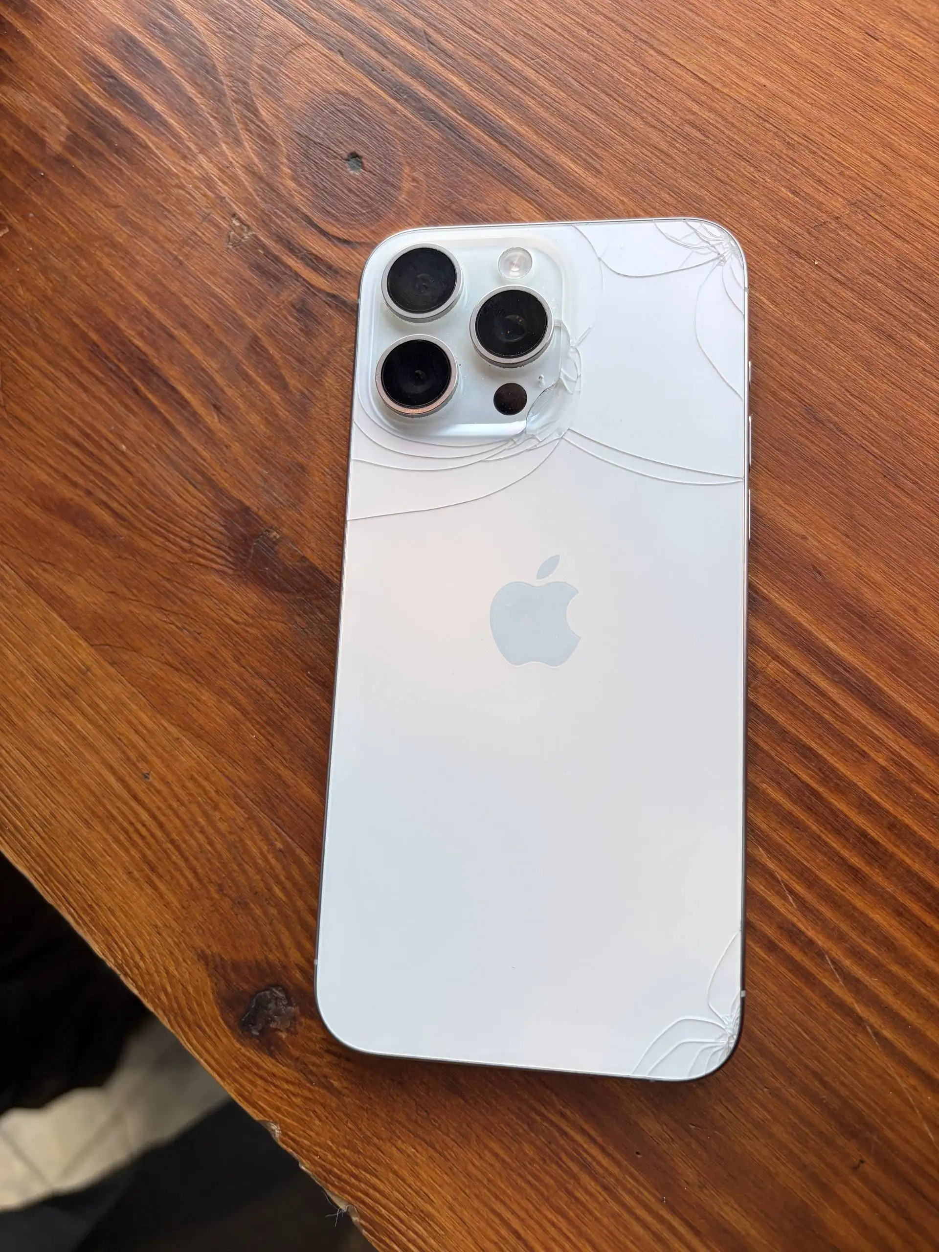 iPhone 15 Pro Max 256GB с поврежденной задней крышкой - Смартфоны (Электроника) в Тверь