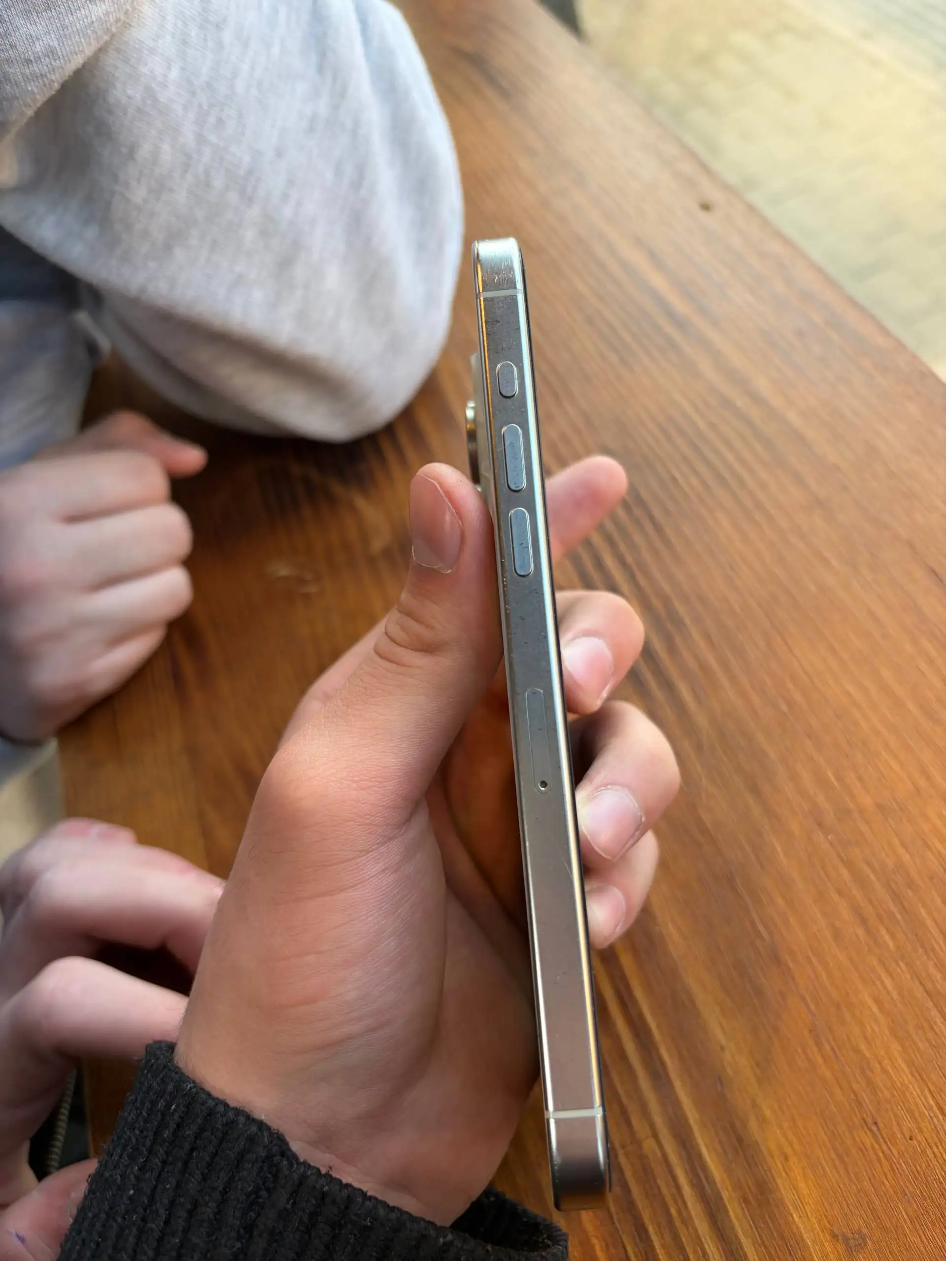 iPhone 15 Pro Max 256GB с поврежденной задней крышкой - Смартфоны (Электроника) в Тверь