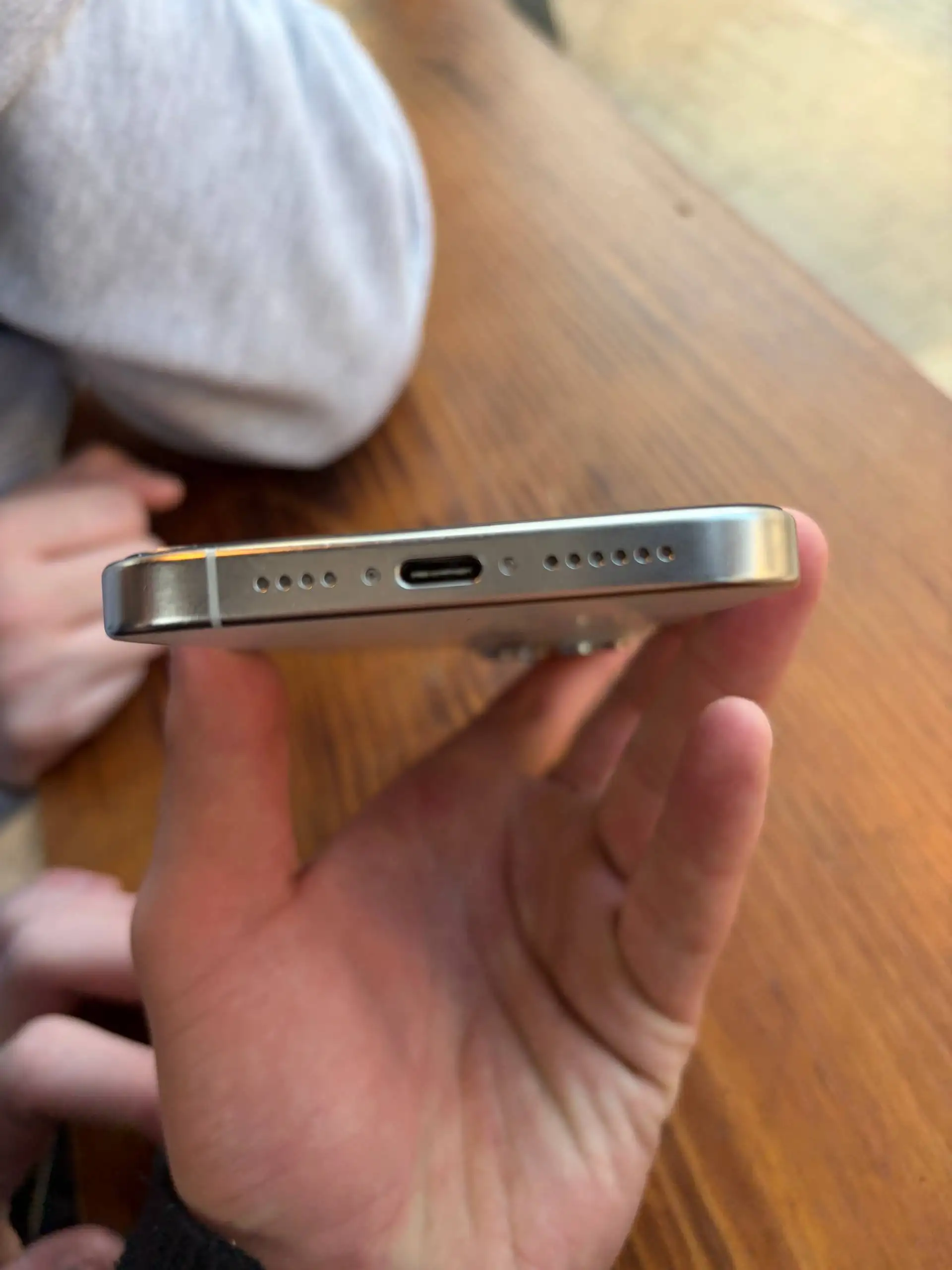 iPhone 15 Pro Max 256GB с поврежденной задней крышкой - Смартфоны (Электроника) в Тверь