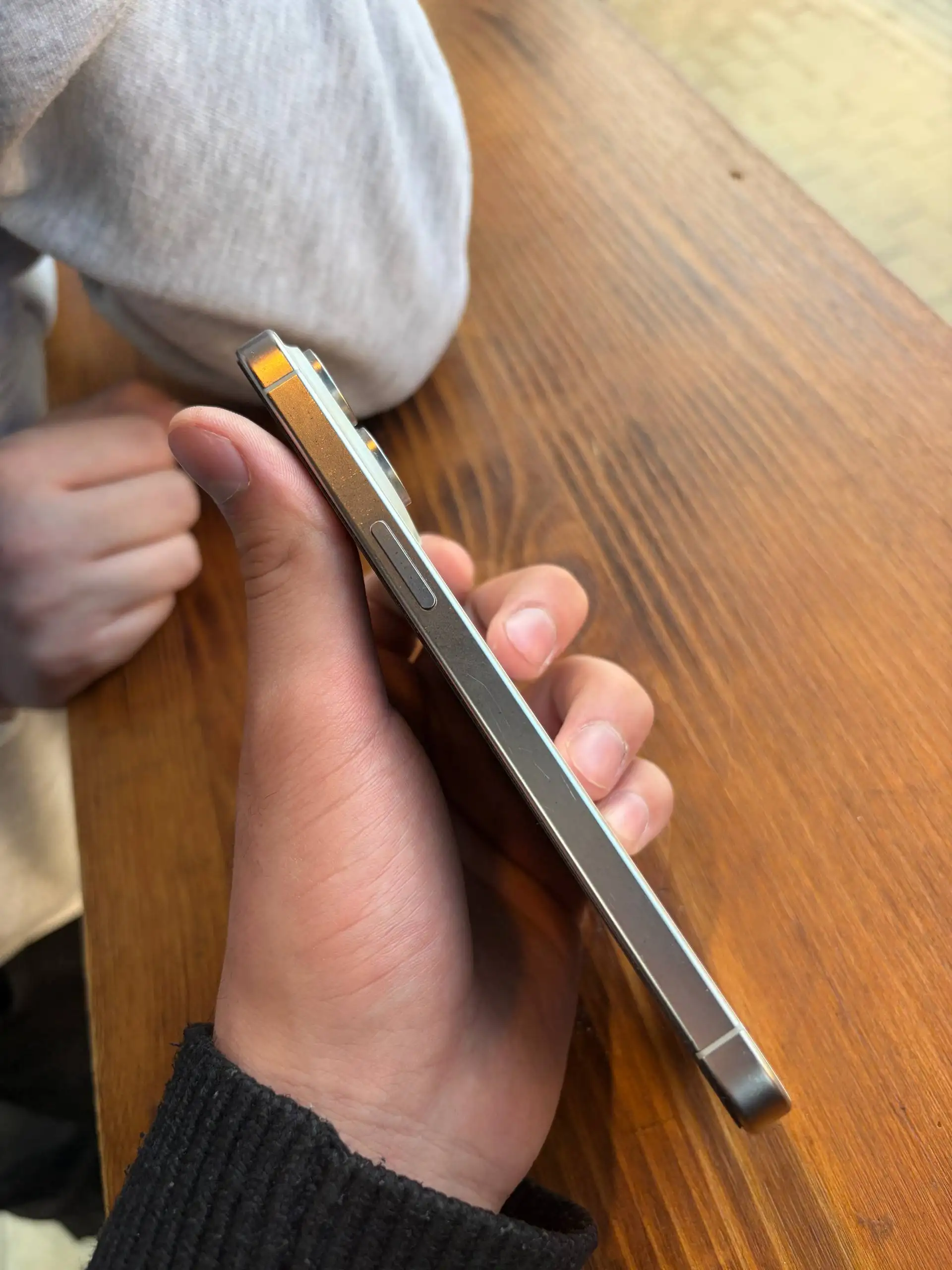 iPhone 15 Pro Max 256GB с поврежденной задней крышкой - Смартфоны (Электроника) в Тверь