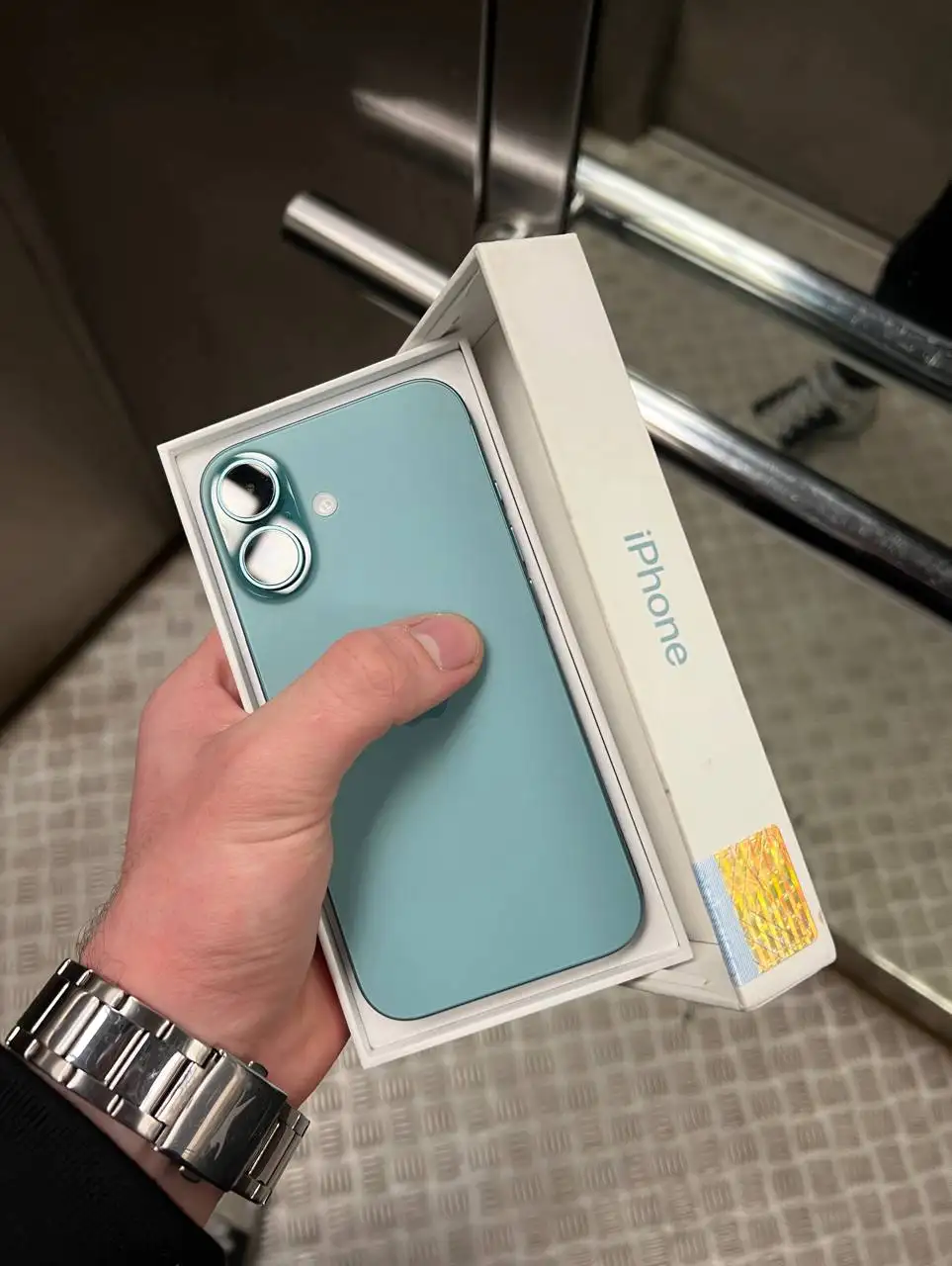 Продам iPhone 16 на 128 ГБ - Смартфоны (Электроника) в Тверь