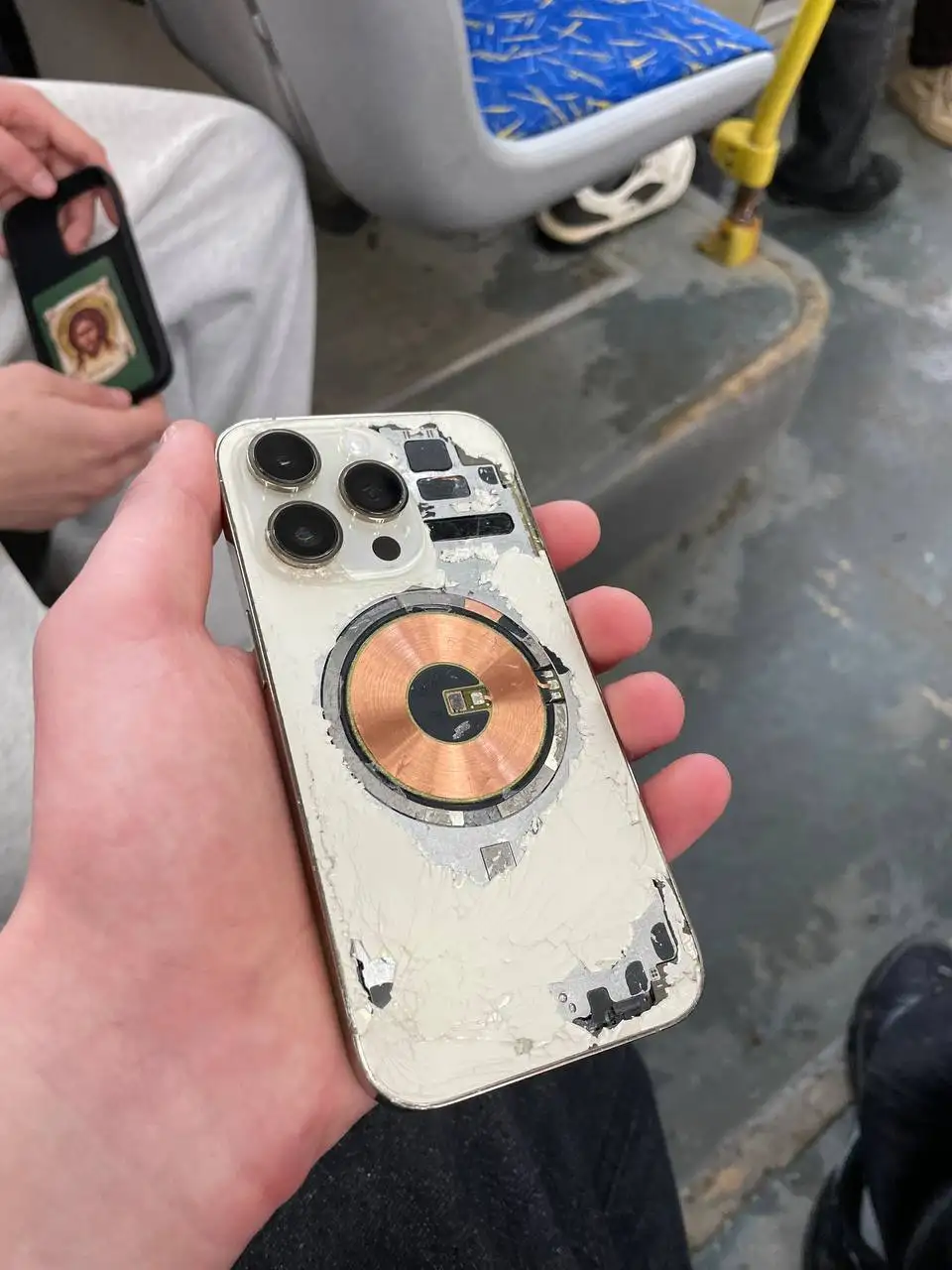 iPhone 14 Pro 128 ГБ с разбитым дисплеем - Смартфоны (Электроника) в Тверь