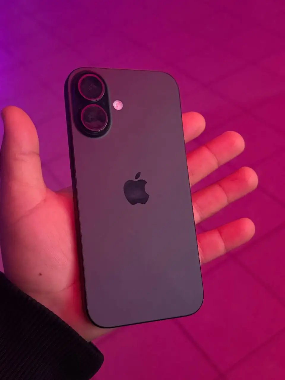 Продам iPhone 16, новый аккумулятор, корпус немного согнут - Смартфоны (Электроника) в Тверь