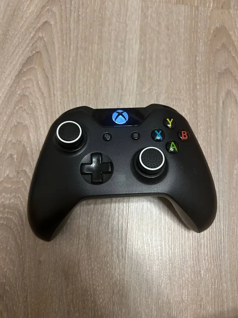 Продам Xbox One 500GB с геймпадами и подпиской Game Pass - Периферия в Тверь