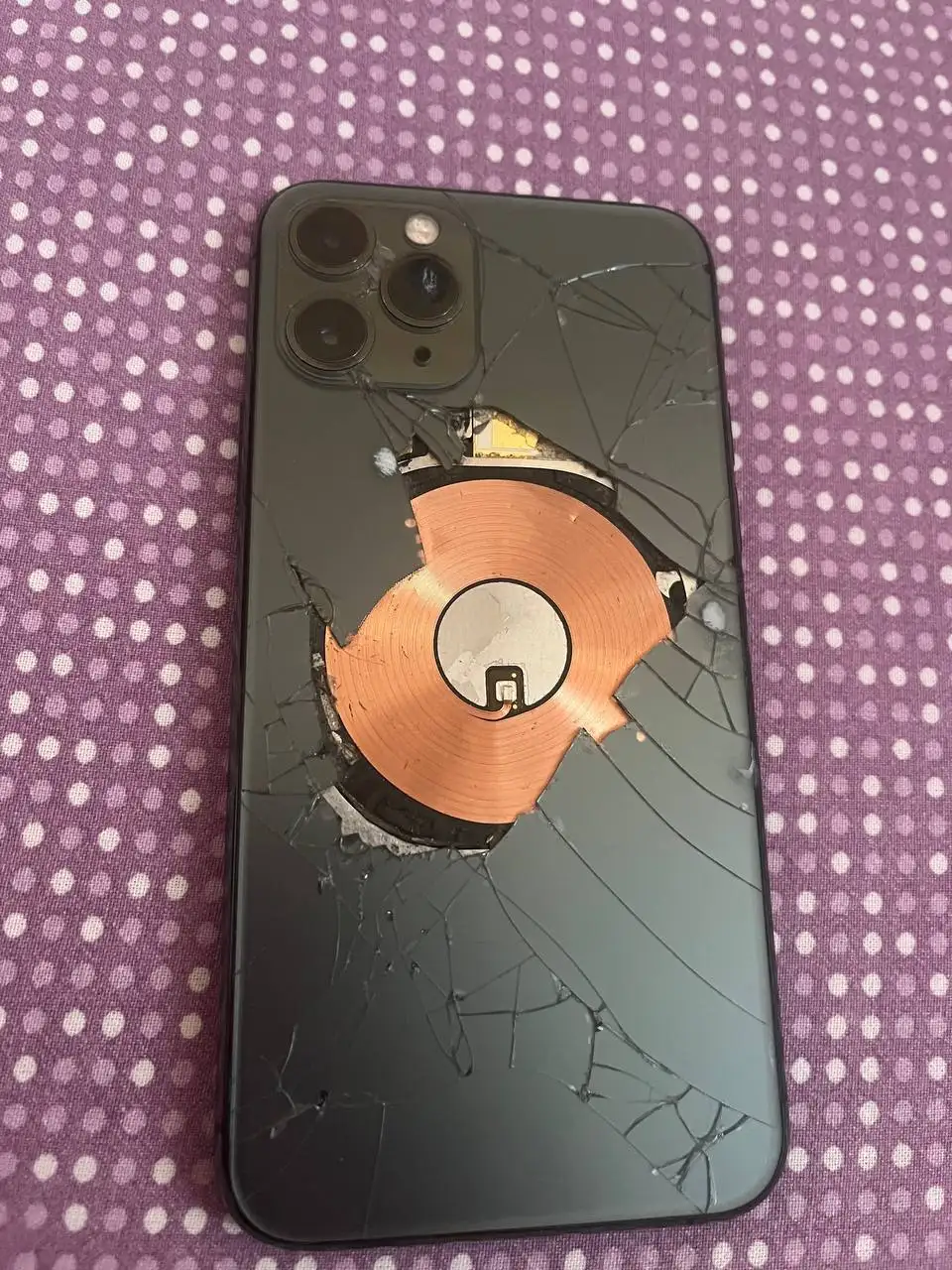 iPhone 11 Pro 64GB с царапинами и замененным АКБ - Смартфоны (Электроника) в Тверь
