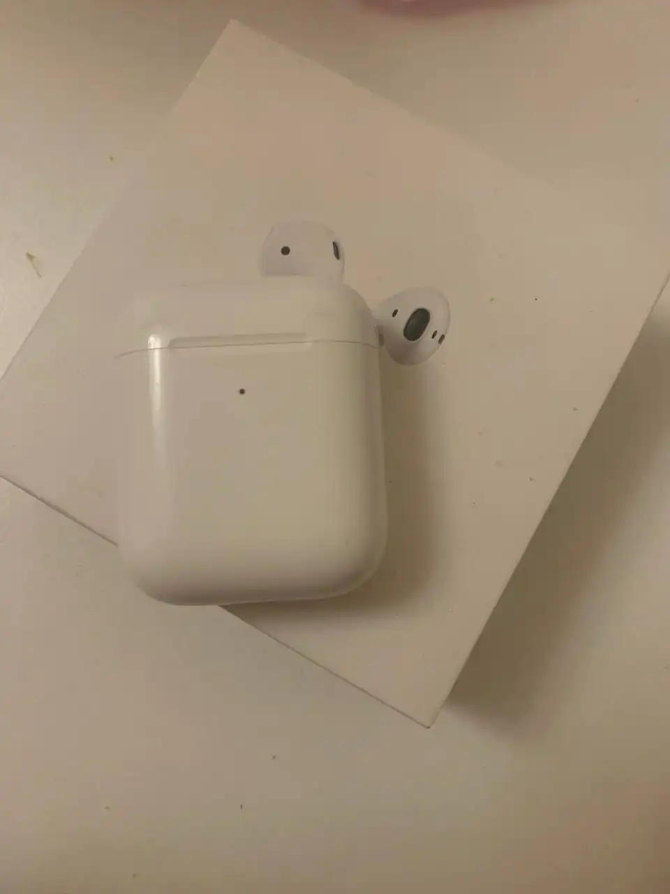 AirPods с неисправностью
