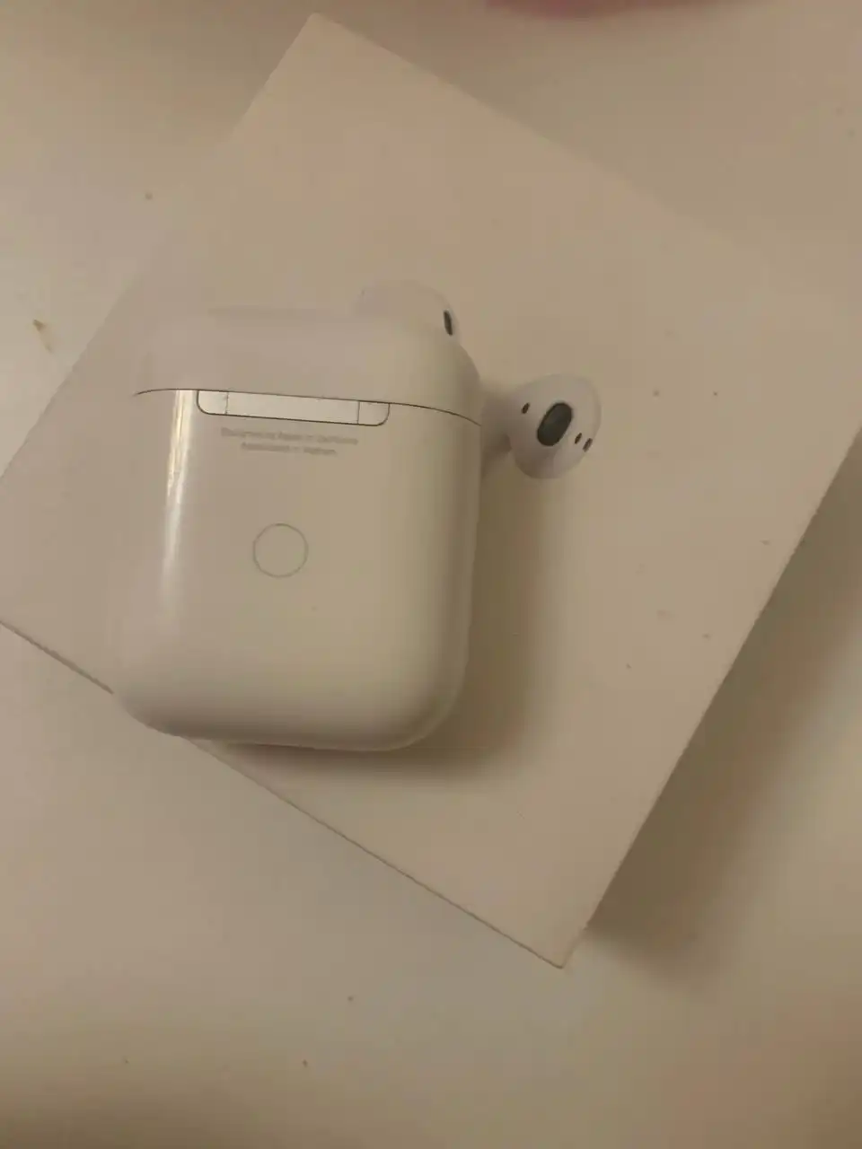 AirPods с неисправностью