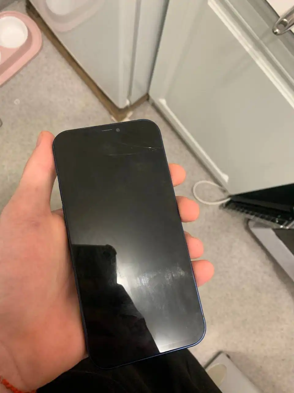 iPhone 12 с трещиной на дисплее