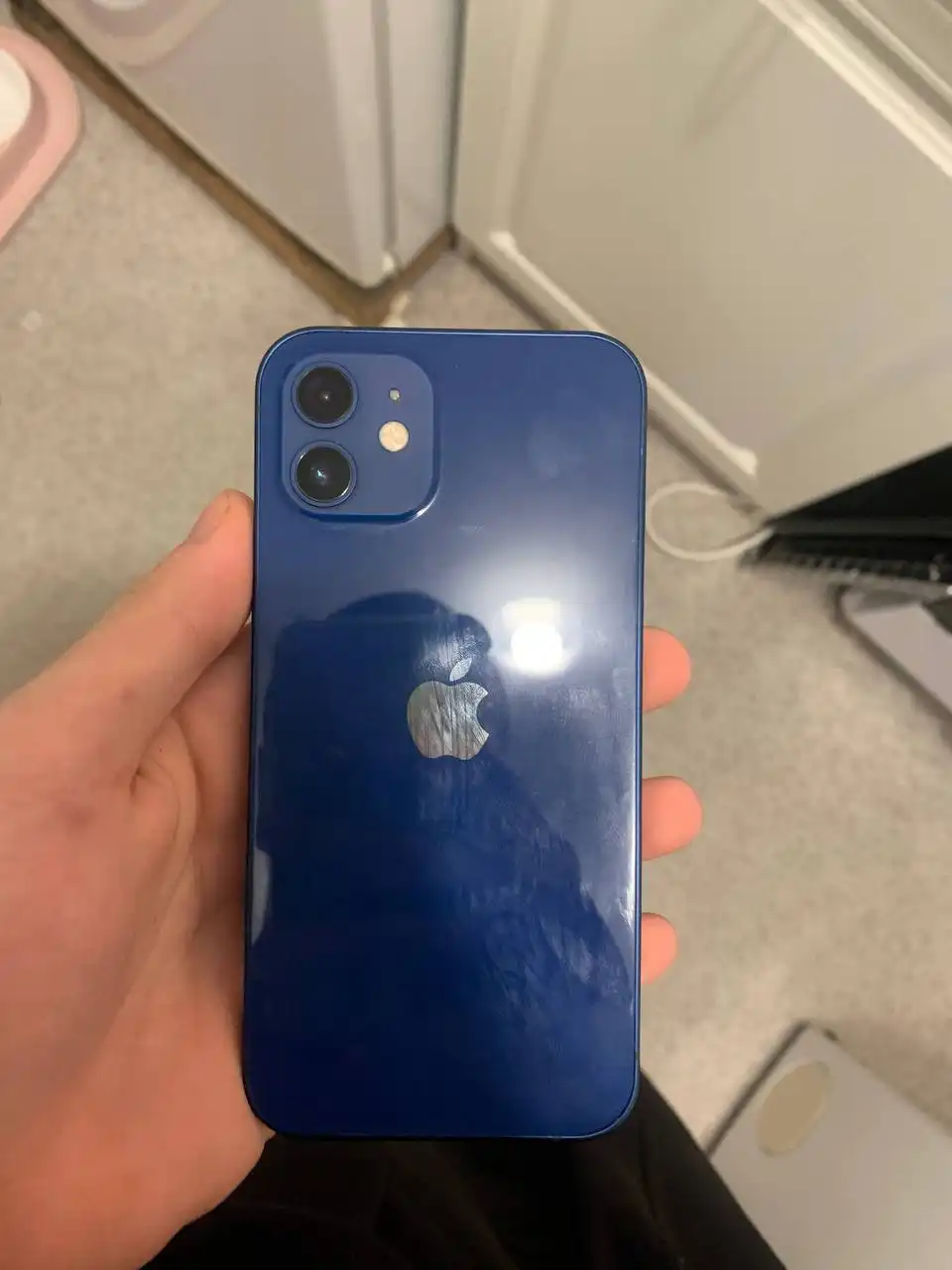 iPhone 12 с трещиной на дисплее