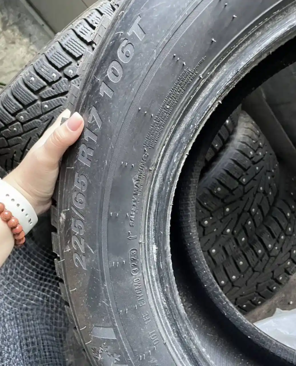 Продам зимнюю резину с шипами 225/65 R17