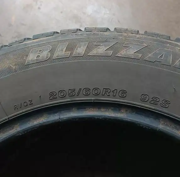 Шины Bridgestone Blizzak 205/60 R16 - Шины и диски (Авто) в Чита