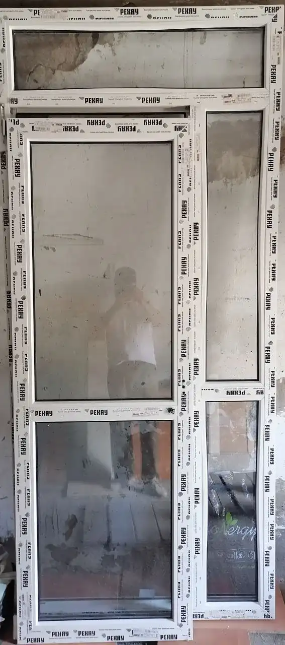 Продам новую пластиковую дверь ПВХ профиль РЕХАУ