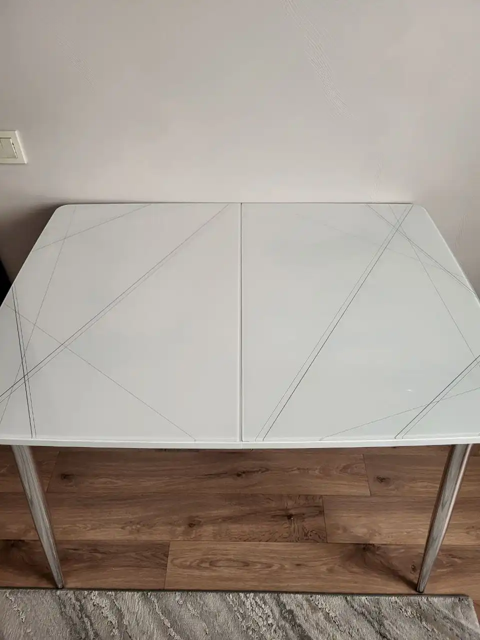 Белый кухонный стол с раскладным механизмом