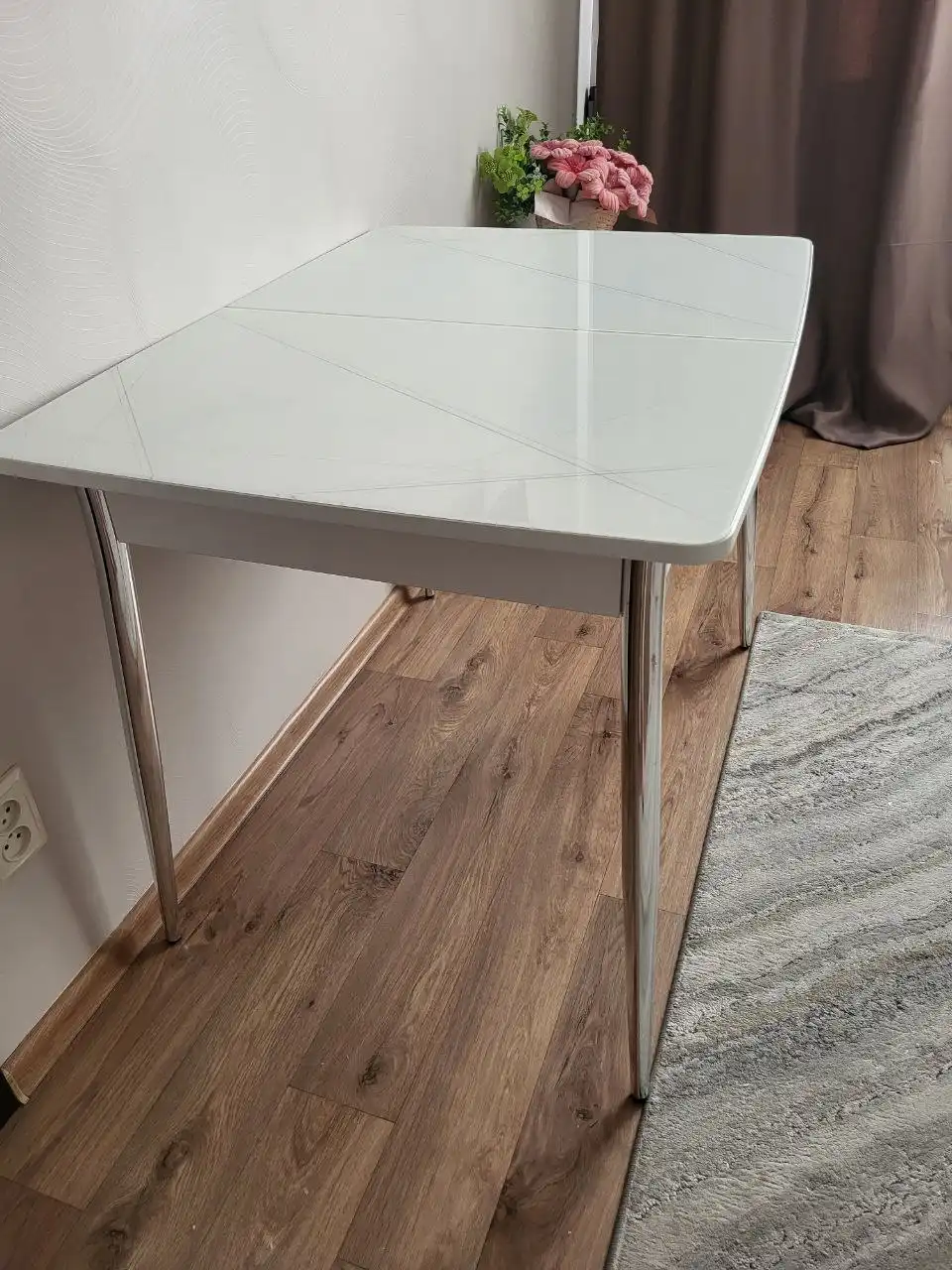 Белый кухонный стол с раскладным механизмом