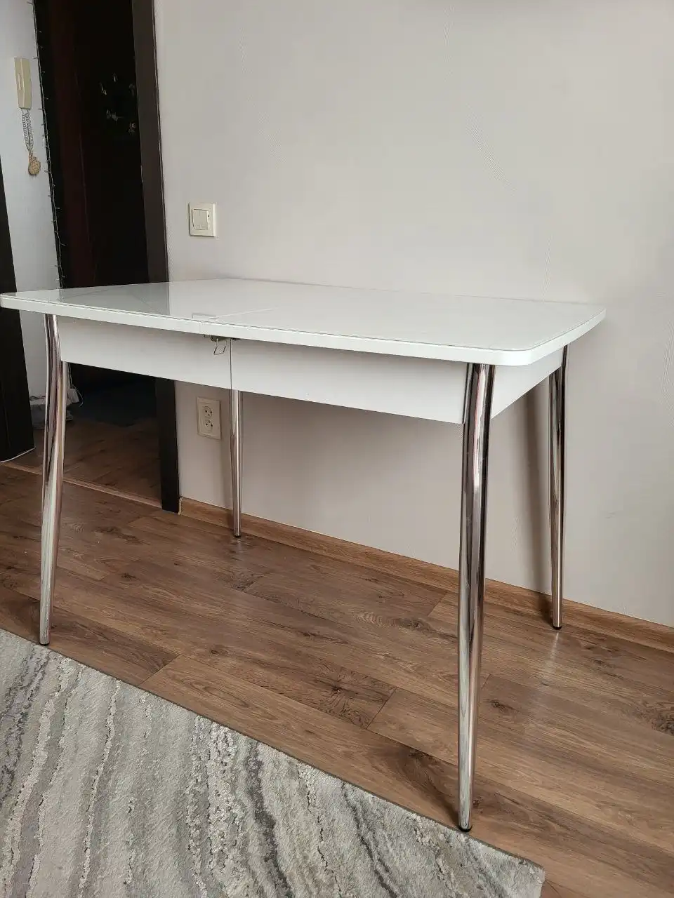 Белый кухонный стол с раскладным механизмом