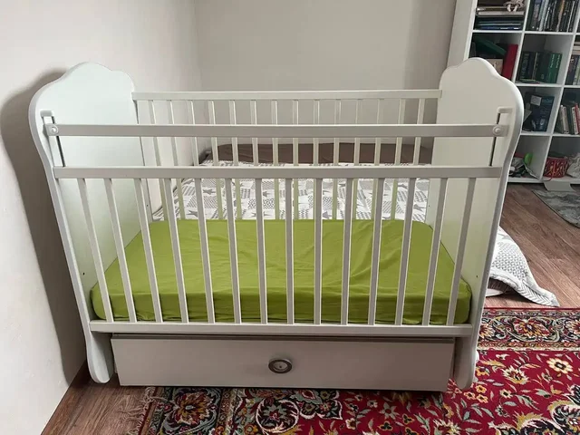 Кроватка детская с маятником - Манежи и кроватки в Барнаул