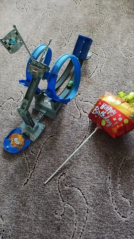 Гоночный трек с машинкой и шариком - Продукты питания в Барнаул