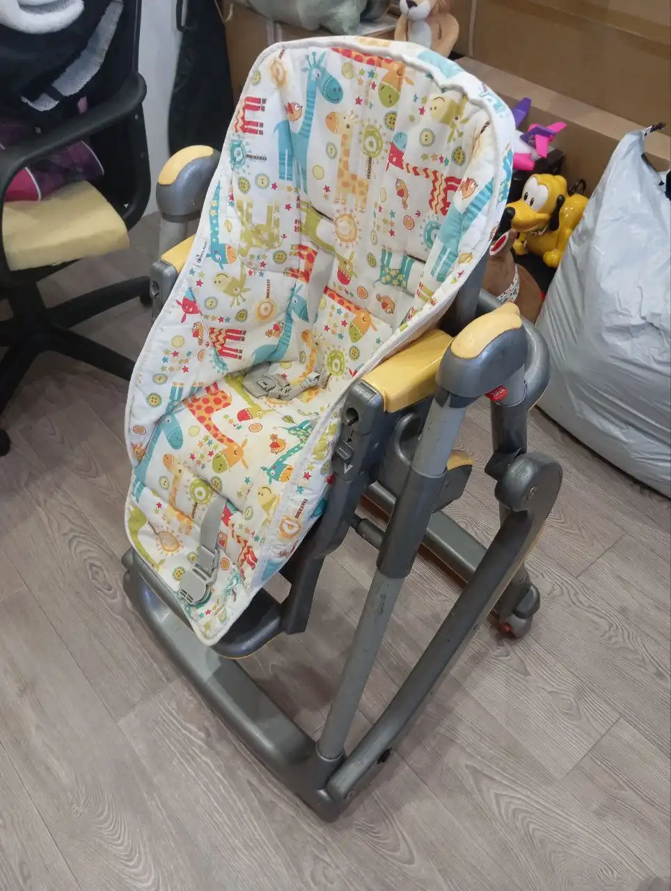 Стульчик детский с ремнями, чехлом и столиком - Детская мебель (Товары для детей) в Барнаул