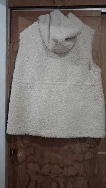 Пушистая жилетка размер 42 - Вечерняя одежда в Барнаул