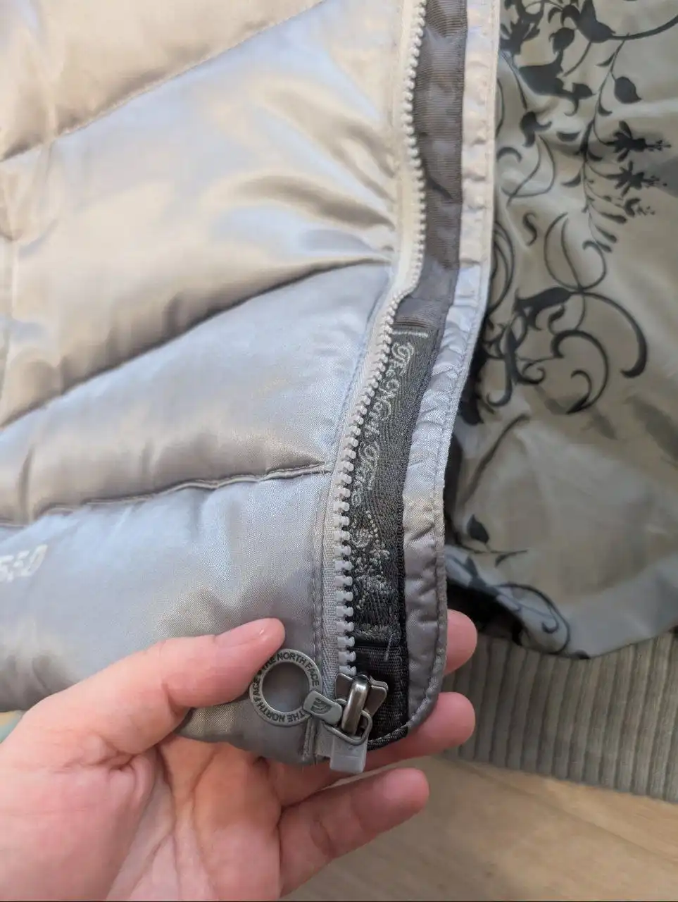 Жилетка утепленная женская The North Face размер М - Верхняя одежда (Одежда) в Барнаул