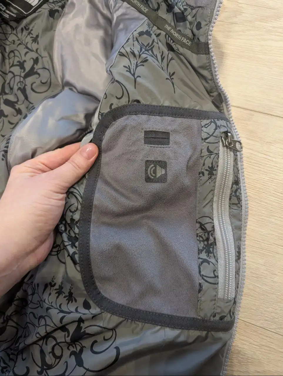 Жилетка утепленная женская The North Face размер М - Верхняя одежда (Одежда) в Барнаул