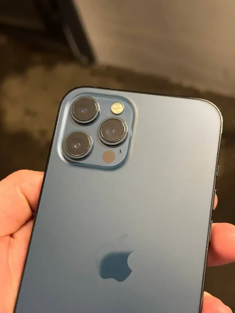 Продам iPhone 12 Pro Max с дефектом экрана - Электроника в Барнаул