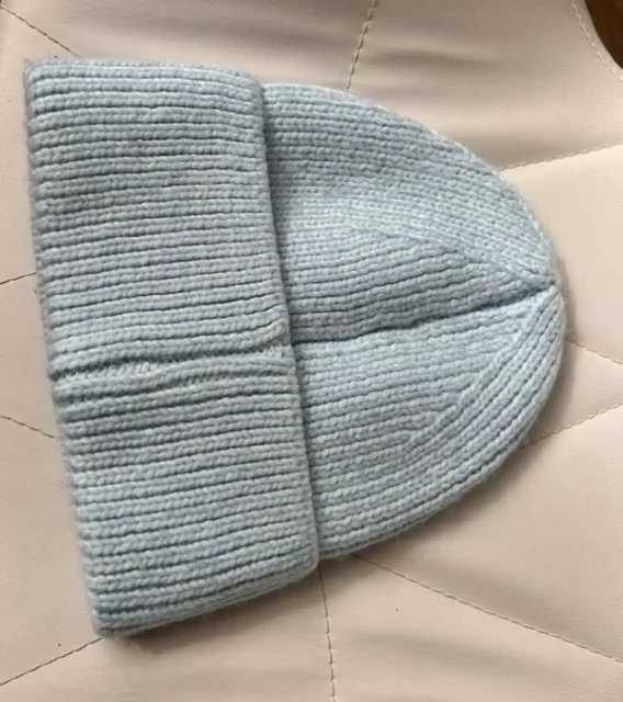 Женские шапки, две штуки - Одежда в Барнаул