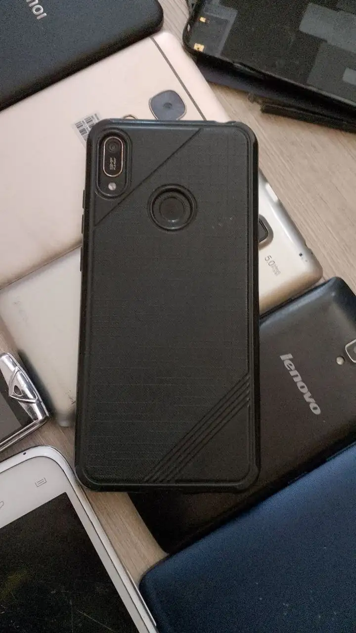 Продажа телефонов с поврежденным экраном - Телефоны (Электроника) в Барнаул