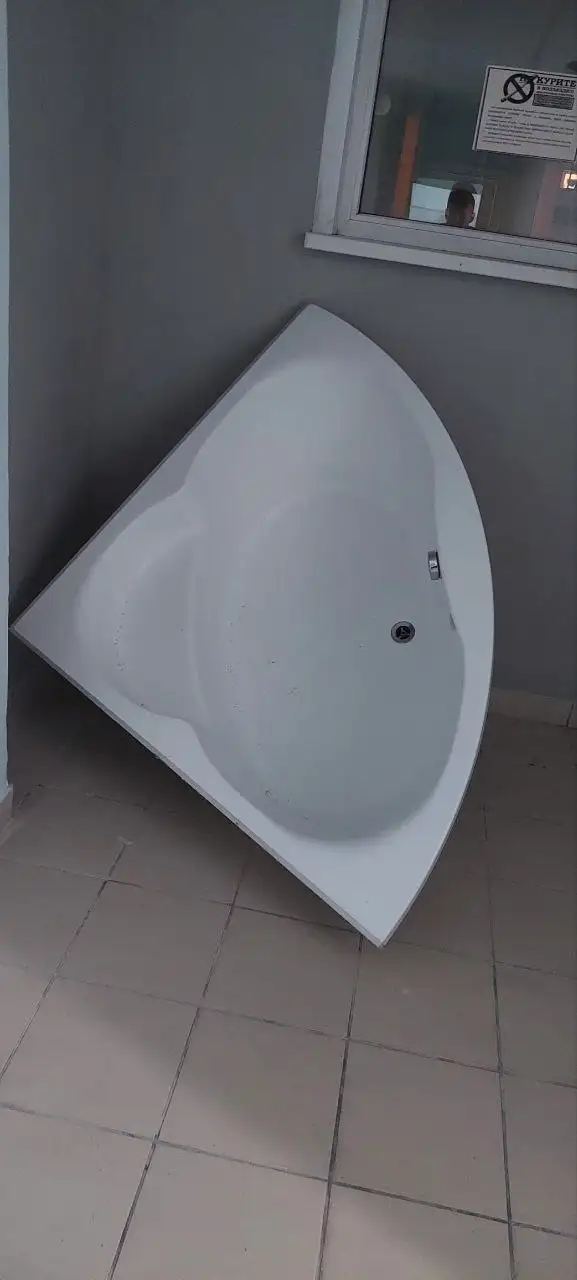 Акриловая ванна б/у с экраном и каркасом - Барахолка в Барнаул