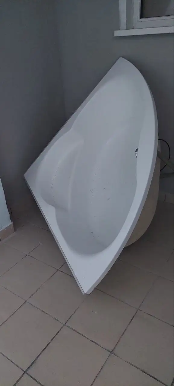 Акриловая ванна б/у с экраном и каркасом - Барахолка в Барнаул