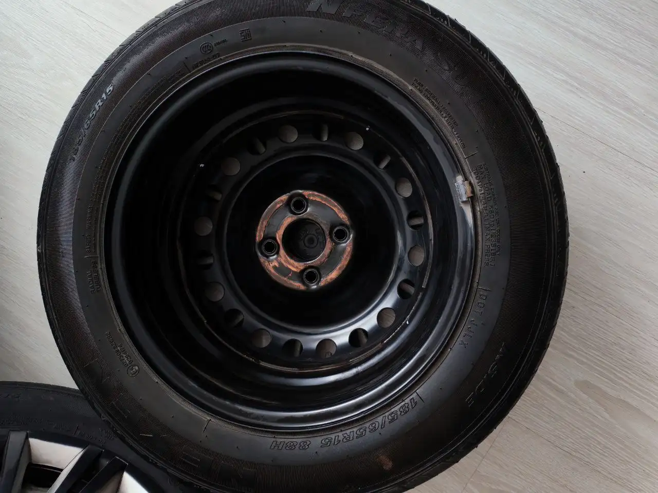 Штампованные диски с летней резиной Nexen N'fera SU4 R15 - Шины и диски (Запчасти) в Барнаул