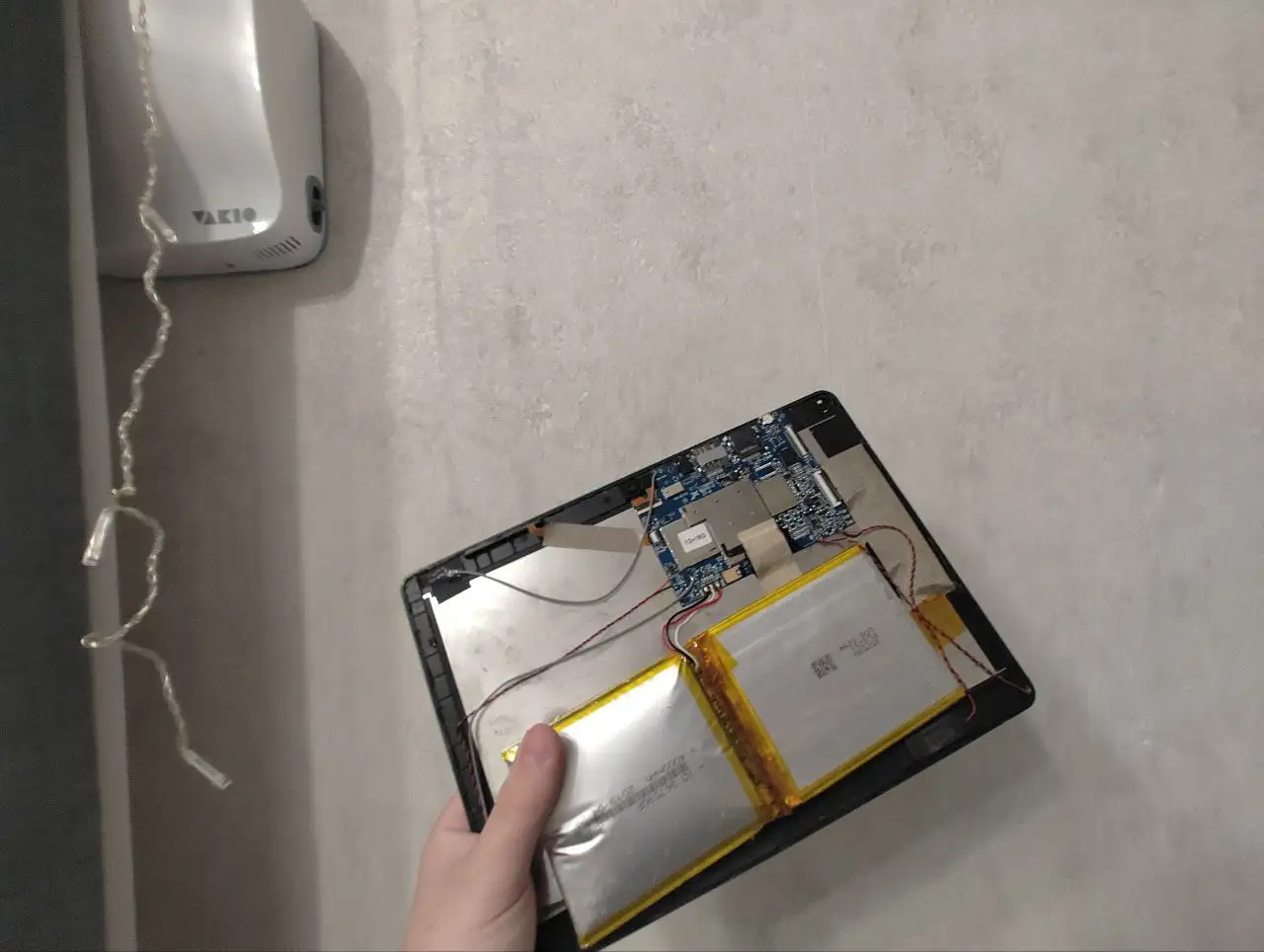 Планшет сломанный, вздулась батарея, возможен обмен - Планшеты (Электроника) в Барнаул