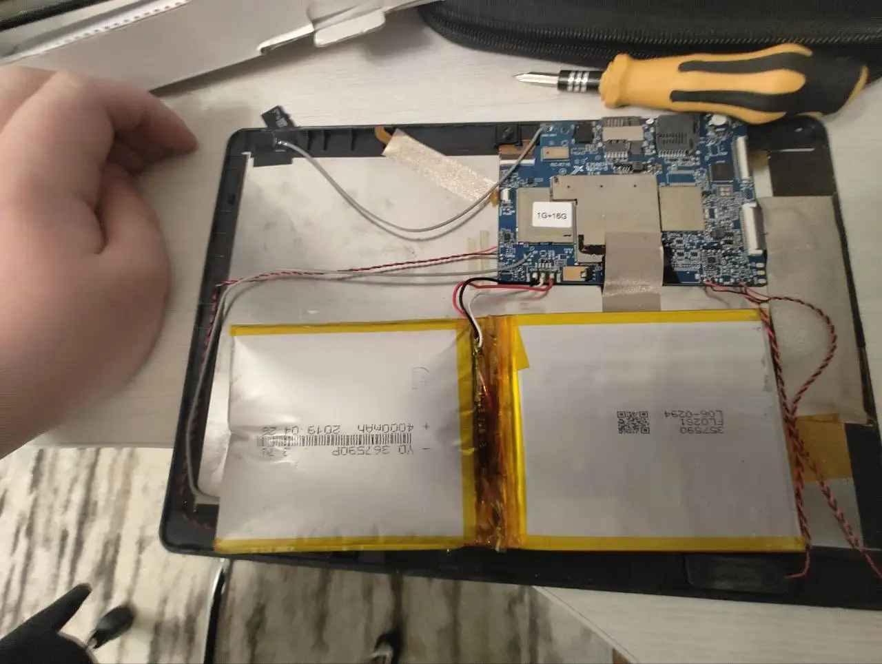 Планшет сломанный, вздулась батарея, возможен обмен - Планшеты (Электроника) в Барнаул